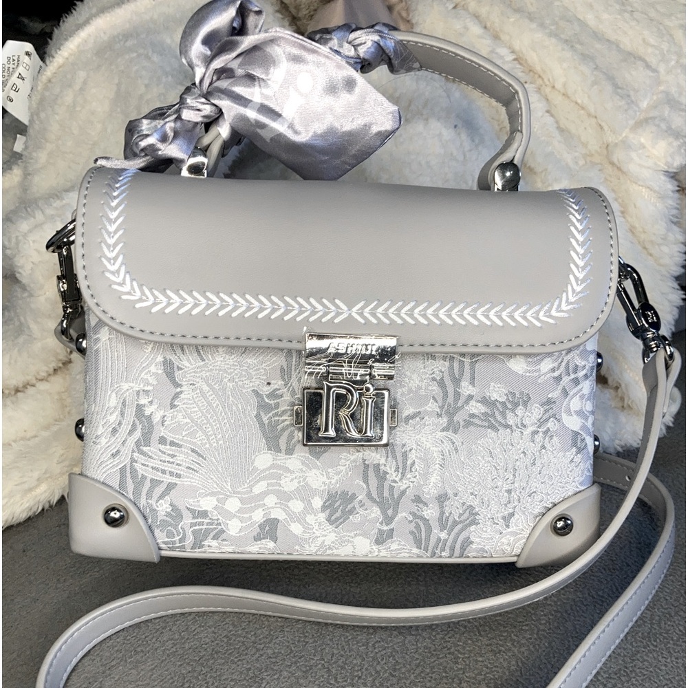 Luxury RI hand/shoulder bag
8.5inch wide
5in tall